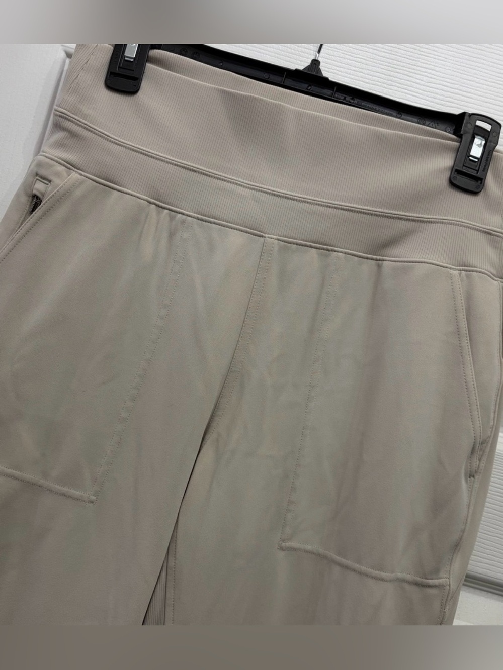 Athleta Soft High-Waist Light tan beige Venice Joggers Pants women’s Sz MEDIUM